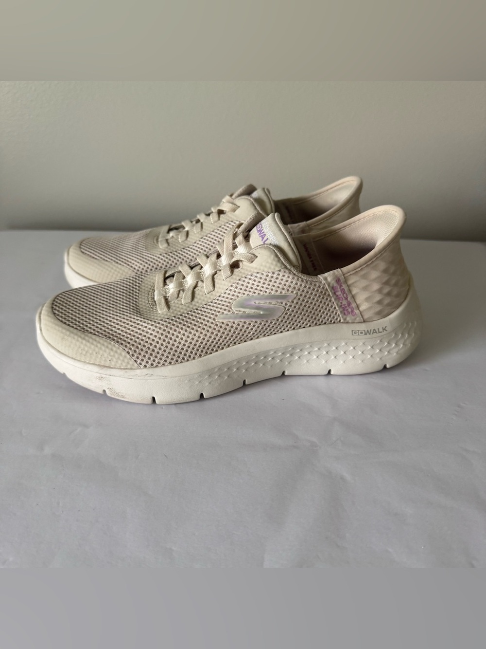 SKECHERS Size 7 Women’s Slip Ins Cream Color No tie Slip On Sneakers